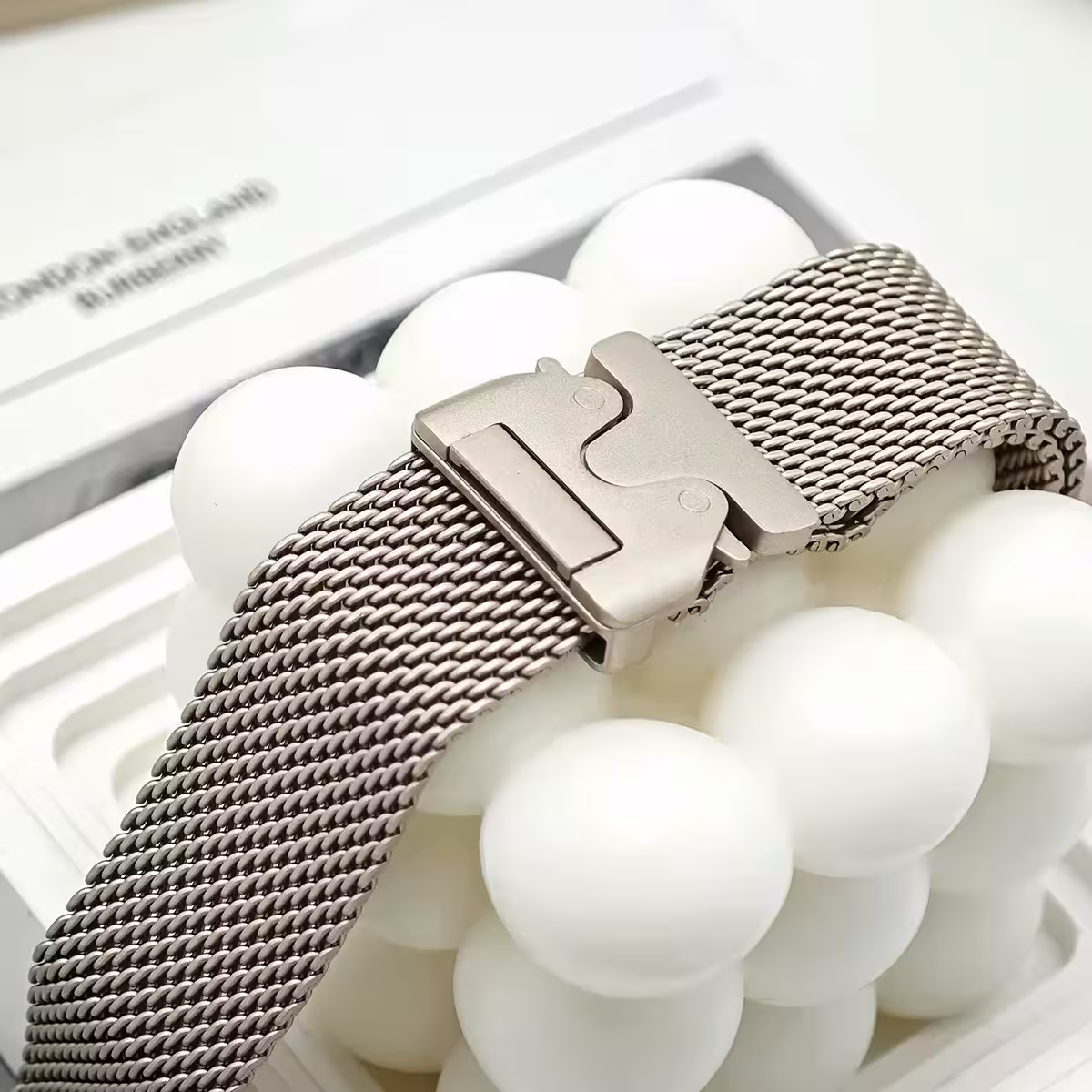 Titanium Milanese loop