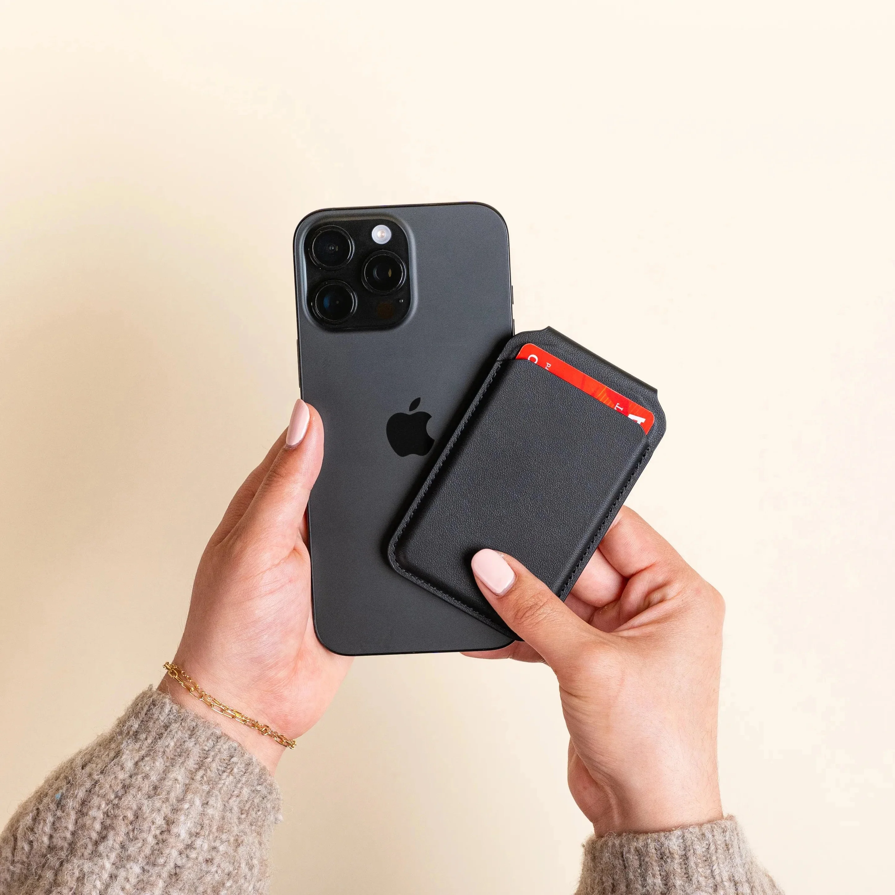 Кожен портфейл - поставка за прикрепяне към iPhone с MagSafe - Black
